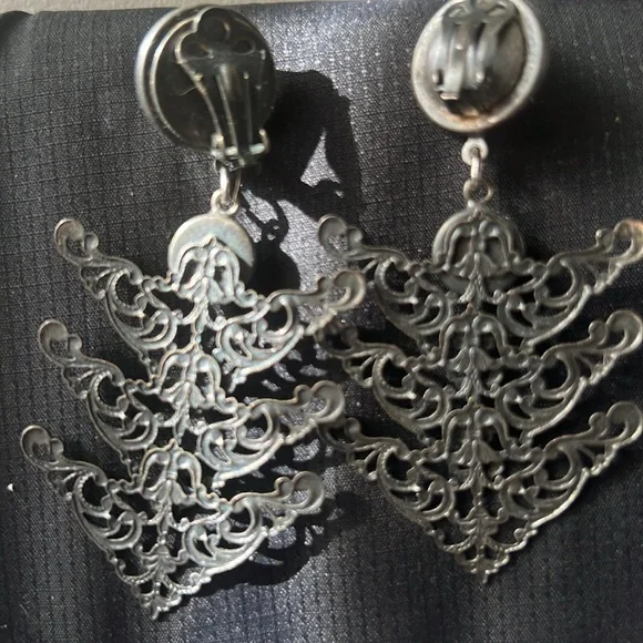 *Vintage Rare clip-on 80’s Designer Cache’ large sparkly rhinestone earrings! - Picture 3 of 4